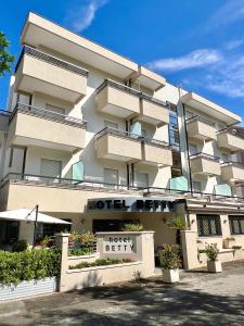 里米尼Hotel Betty的大楼前的酒店标志