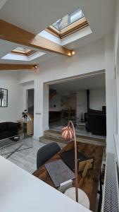 Lane End Cottage Holmfirth - Panoramic Views, Modernised with offroad parking的休息区