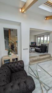 Lane End Cottage Holmfirth - Panoramic Views, Modernised with offroad parking的休息区