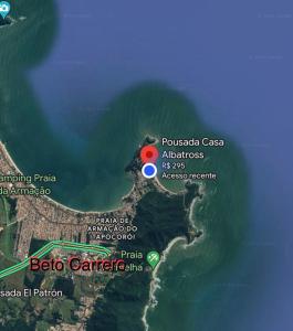 佩尼亚Pousada Casa Albatross的水中带有红圆的地图