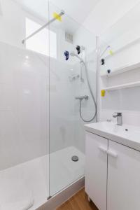 蒙鲁日Studio Dormoy, Montrouge的带淋浴和盥洗盆的白色浴室