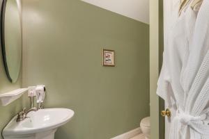 纽伯里波特Essex Street Inn & Suites, Ascend Hotel Collection的白色的浴室设有水槽和卫生间。