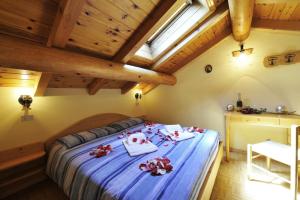 利维尼奥Genziana - Happy Rentals的一间带一张床的卧室,位于带木制天花板的房间内