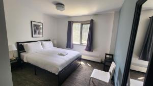 路易斯湖HI Lake Louise Alpine Centre - Hostel的卧室配有白色的床和窗户。