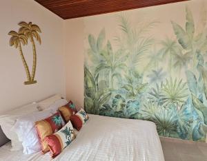 Corps de GardeTi Oasis SEAVIEW, Studio Vue Mer à 150m de la plage的卧室的墙上挂着棕榈树壁画