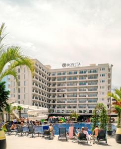 格勒姆Coastline Luxury Apart Hotel的从游泳池欣赏到多米尼加酒店的景色