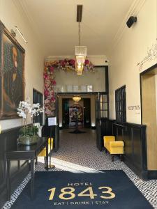 雷丁Hotel 1843 Reading的大堂设有挂着鲜花的等候区