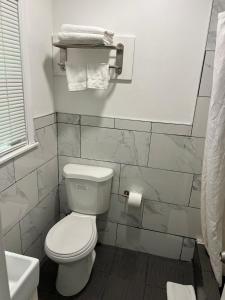 康沃尔哈德逊卡德特汽车旅馆的浴室配有白色卫生间和盥洗盆。