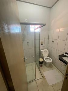 因佩拉特里斯POUSADA ACONCHEGO HOTEL的浴室配有淋浴间和卫生间。