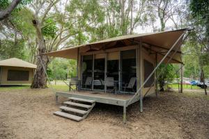 CootharabaKangaROOMS Noosa Everglades YHA的公园内带桌椅的帐篷