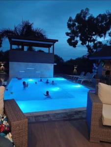 La CuabaVilla Palma -Private villa in the mountains的一群人晚上在游泳池里
