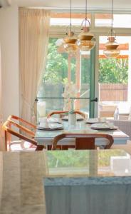 La CuabaVilla Palma -Private villa in the mountains的餐桌、椅子和窗户