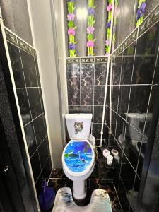 卡拉科尔Komfort Lux Centre Karakol的一个小浴室,内设带鲜花的卫生间