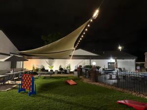 彭萨科拉At Home Inn - Pensacola的夜间后院带灯的帐篷