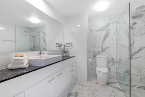穆卢拉巴穆卢拉巴露兜树公寓式酒店的白色的浴室设有水槽和淋浴。