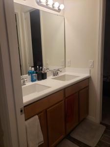 基西米Troy@Kissimme的浴室设有白色水槽和镜子
