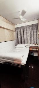 香港四季宾馆的一间卧室,卧室内配有一张大床
