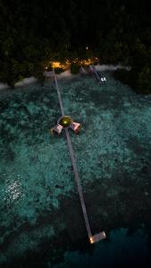 Pulau MansuarNyande Raja Ampat的夜间在水上游乐场的空中景色