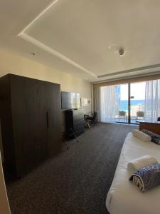 黄金海岸Ocean View Studio Apt - Surfer's Paradise的酒店客房设有两张床和大窗户。