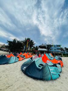 美奈Mui Ne Garden Hotel and Kite School的海滩上一群天空帐篷