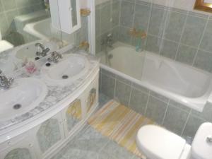 Rio CaldoCasa de S Bento的一间带两个盥洗盆、浴缸和卫生间的浴室