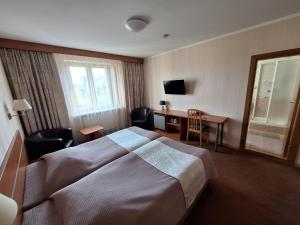 考纳斯Home B&B的配有一张床和一张书桌的酒店客房