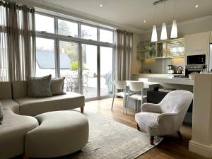 斯泰伦博斯花园小屋公寓的带沙发和椅子的客厅以及厨房。