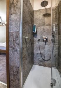 乌涅尤夫Hotel & Spa **** Kasztel Uniejów的带淋浴的浴室和玻璃门
