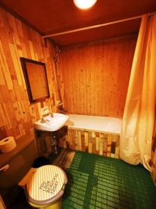 庆州度巴齐旅馆的带浴缸、卫生间和盥洗盆的浴室