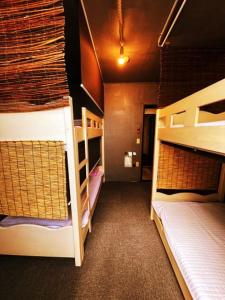 庆州度巴齐旅馆的带两张双层床的客房和走廊