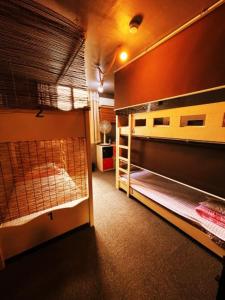 庆州度巴齐旅馆的一间客房内配有两张双层床的房间