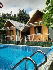 Bố TrạchPOMELO HOMESTAY Phong Nha的房屋前的游泳池