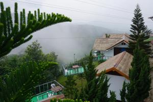 碧差汶บ้านชมดาว ภูทับเบิก的享有山中树木之家的景色