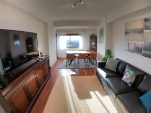 琳达阿韦立亚Lisbon T2 apartment in condominium in Linda-a-Velha Oeiras Lisbon的客厅配有沙发和桌子