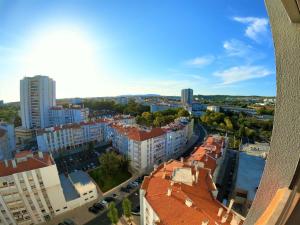 琳达阿韦立亚Lisbon T2 apartment in condominium in Linda-a-Velha Oeiras Lisbon的城市空中景观和建筑