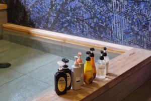仙台仙台阿尔蒙特酒店的一组瓶子坐在浴室的柜台上