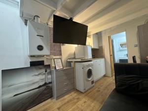 卢顿Duplex Studio 3 minute drive from Luton airport的厨房配有洗衣机和微波炉。