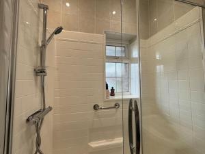 克劳利Charming 2BR Cottage - Fully Furnished - 10min LGW - Free Parking的浴室里设有玻璃门淋浴