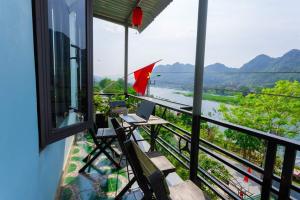 Bố TrạchPOMELO HOMESTAY Phong Nha的阳台配有书桌和笔记本电脑(桌子上)