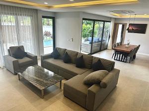 象岛Zensiri pool villa Koh Chang的客厅配有沙发和桌子