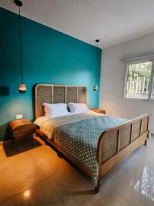 Aḑ ḐahrBeit Mema的一间卧室设有一张蓝色墙壁的大床