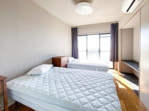 Konanhostelkochi TAO YASU - Vacation STAY 82868v的一间卧室设有两张床和窗户。