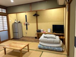 高森町SABOJI - Vacation STAY 34252v的一间带床和冰箱的客厅