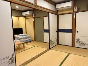 高森町SABOJI - Vacation STAY 34252v的一间推拉门和床的房间
