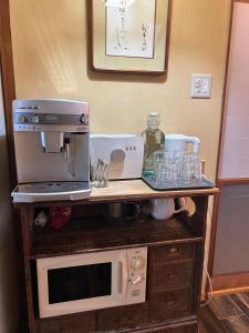 高森町SABOJI - Vacation STAY 34252v的配有咖啡壶和微波炉的柜台