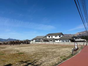 高森町SABOJI - Vacation STAY 34252v的一座大白色房子,后面是群山