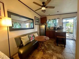 希洛夏威夷奥纳之家住宿加早餐旅馆的客厅配有沙发和桌子