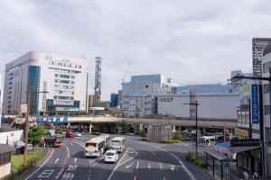 水户いちょう坂ゲストハウス的繁忙的城市街道,交通繁忙,城市建筑高大