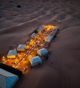 梅尔祖卡Merzouga camping Trek的夜晚的沙漠空中灯光