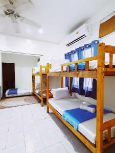 宿务Best Inn Lahug的客房设有三张双层床和天花板。